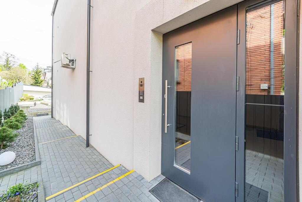 Sky Apartment With Free Parking And Balcony & Ac Каунас Экстерьер фото